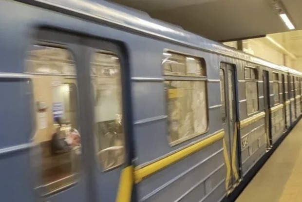 У Києві призупинено рух метрополітену по синій гілці