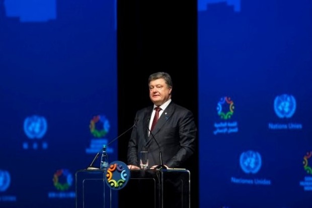 Порошенко в Стамбуле предложил создать международный траст для восстановления мира в Украине