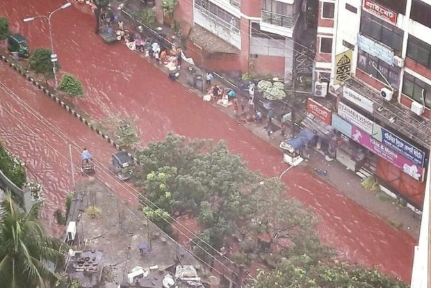 Кровь от массовых жертвоприношений залила улицы города в Бангладеш