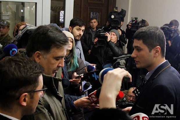 Саакашвили пришел под ГПУ, но на допрос идти отказался 