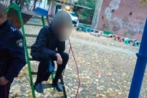 Подросток устроил стрельбу на детской площадке в Херсоне