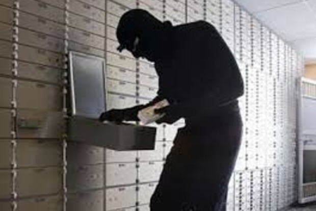 У Києві грабіжник у масці з обрізом пограбував пошту на 80 тис. грн