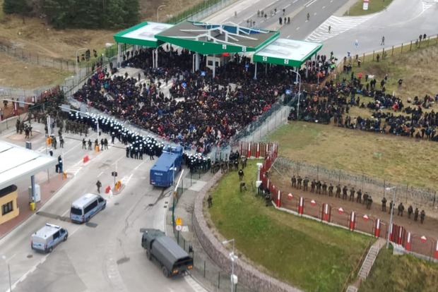 Зламані огорожі, тиснява та водомети: мігранти розпочали штурм польсько-білоруського кордону