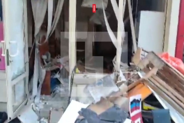 В Донецке взрывом разнесло хлебный магазин. Пострадало двое