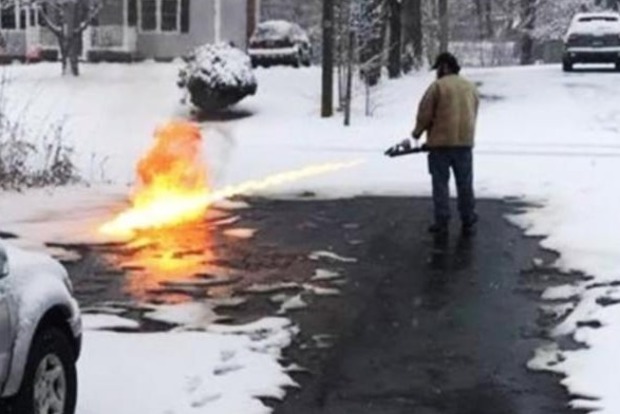 Мужчина огнеметом чистил снег перед своим домом