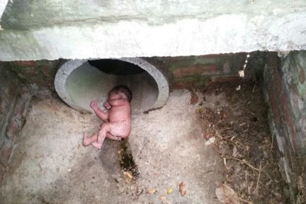Живодеры выкинули младенца в канализацию 
