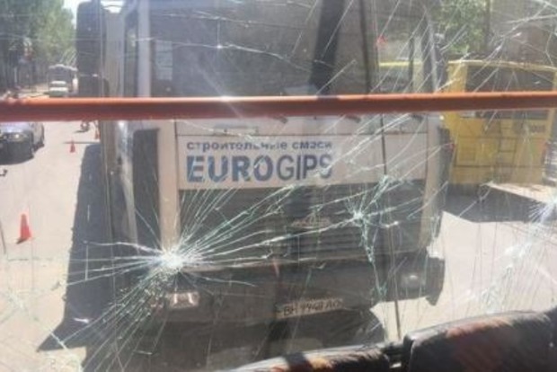 У Миколаєві вантажівка протаранила тролейбус, є постраждалі
