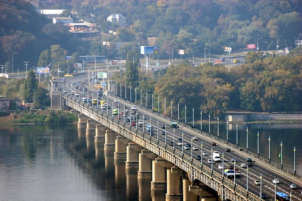 В Киеве на несколько дней ограничат движение по мосту Патона