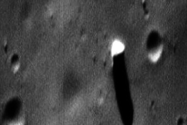 Загадочный монолит на поверхности спутника Марса