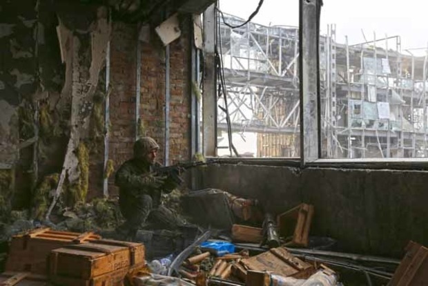 Опубликованы неизвестные фото бойца ВСУ в Донецком аэропорту