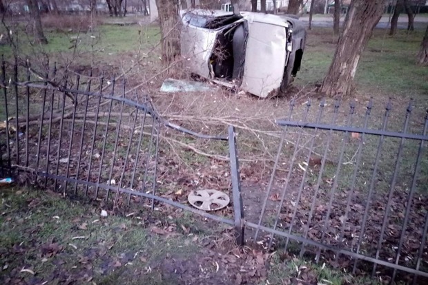 Водитель, убегая от копов, разбился об забор в Николаеве
