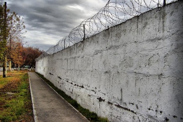 Скрылся сотрудник колонии под Киевом, который спровоцировал конфликт с заключенными