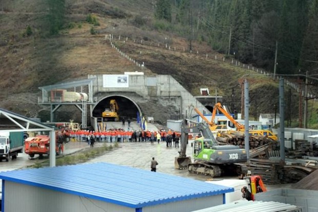 Порошенко сегодня откроет Бескидский тоннель, соединяющий Украину и ЕС