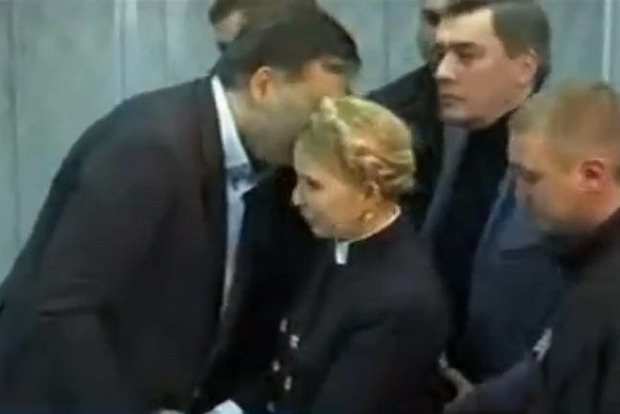 Саакашвили освободили из «аквариума» в зале суда