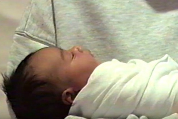 Ким Кардашьян показала фото своей новорожденной дочки