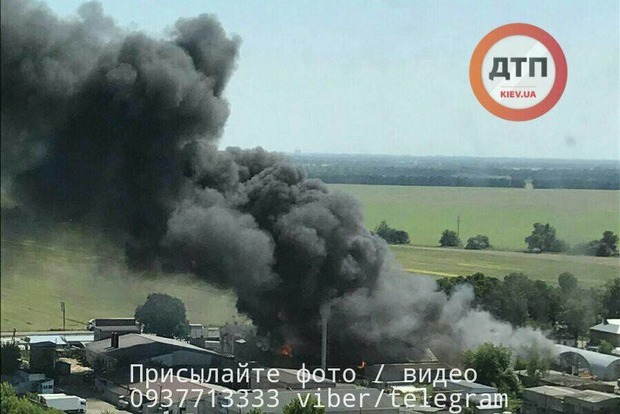 Дым видно в столице: под Киевом горят склады с топливом