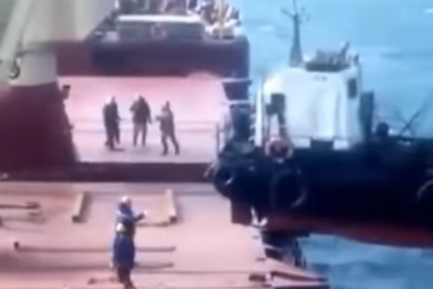 Моряки с российского авианосца утопили катер и повредили палубу