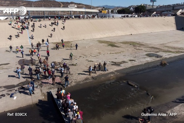 Караван мигрантов в Мексике пошел на штурм границы с США