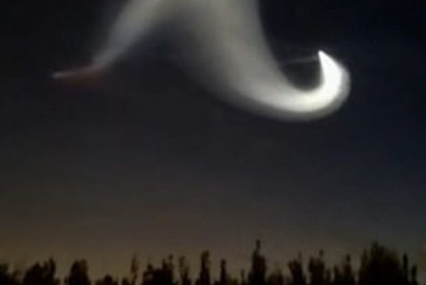 Танцующее НЛО: Таинственный световой луч замечен в ночном небе Китая