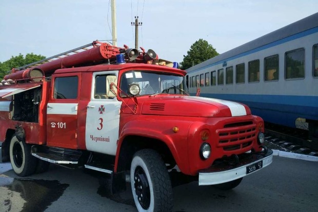 В Черновицкой области люди прыгали из окон дымящего вагона поезда
