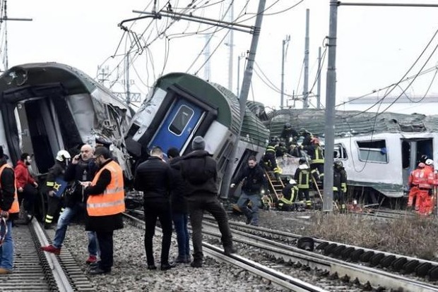 Число погибших при аварии поезда в Италии возросло