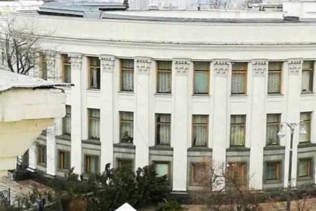В Киеве из-за ветра на здание Рады рухнула огромная ель