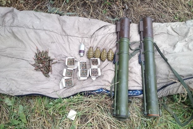 ﻿У Мар'їнці знайдено схованку зі зброєю для бойовиків (фото)