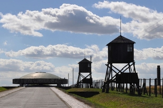 За нацистское приветствие в концлагере двум украинцам грозит два года тюрьмы 