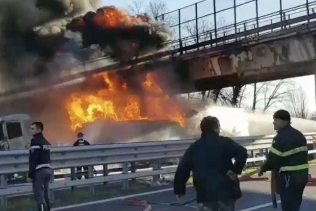 ДТП в Италии: из-за взрыва бензовоза погибли шесть человек