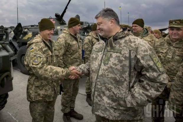 Порошенко: З жовтня армія України стане контрактною