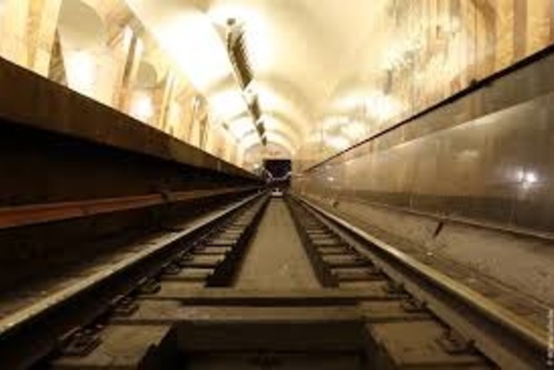 Женщина выжила после падения на рельсы в киевском метрополитене 