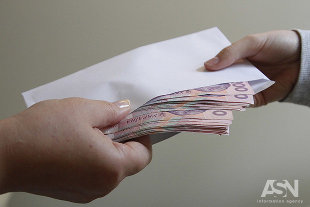 Напечатал на ксероксе: в Киеве мужчина пытался рассчитаться в банке фальшивкой