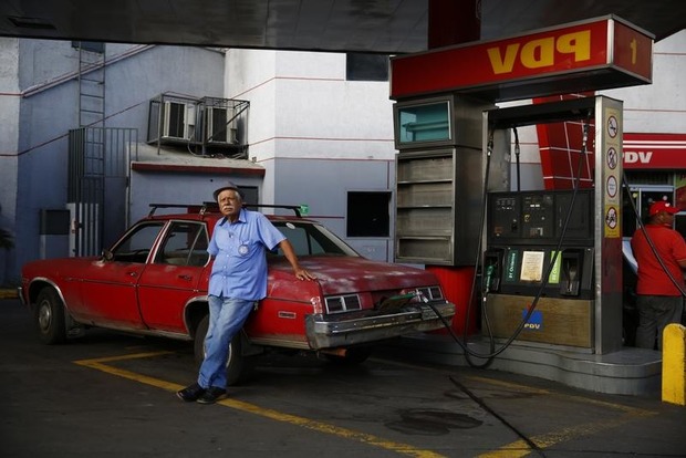 В Венесуэле впервые за 20 лет поднимут цены на бензин
