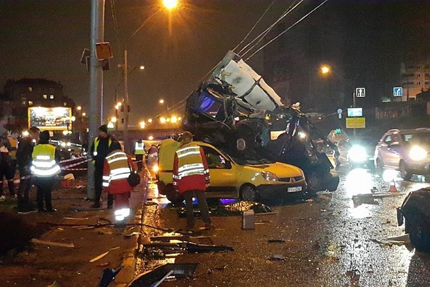 Жахлива ДТП в Києві: іномарка приземлилася на дах іншого авто