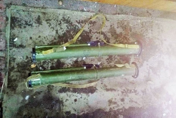 В Волновахе женщина нашла в своем доме два гранатомета