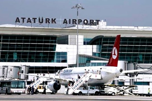В аэропорту Стамбула самолет съехал с полосы и загорелся