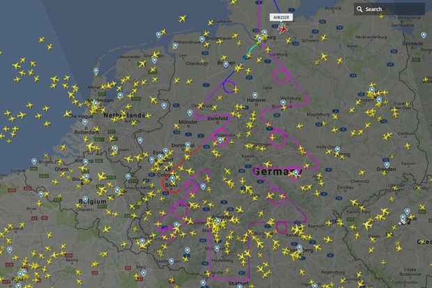Самолет нарисовал елку с игрушками в небе над Германией