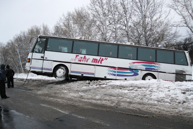 В Полтавской области автобус слетел с дороги