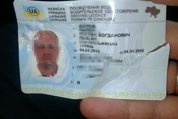 Чуть не подавился: нарушитель ПДД в Киеве пытался съесть права и укусил патрульного