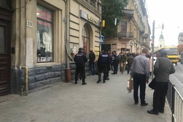 У Львові затримали 50 невідомих, озброєних ножами і кастетами
