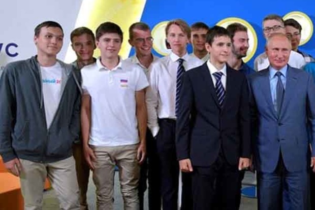 На сайті Кремля з'явилося фото Путіна з учнем у футболці «Навальний 2018»
