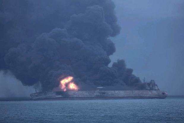 Возле берегов Китая двое суток горит танкер с нефтью