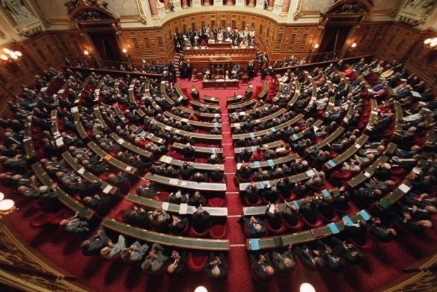 Франция узаконила право лишения гражданства за терроризм