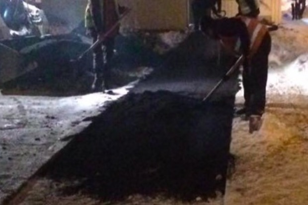 Пофиг на снег, у нас план: коммунальщики в Киеве уложили асфальт в снег