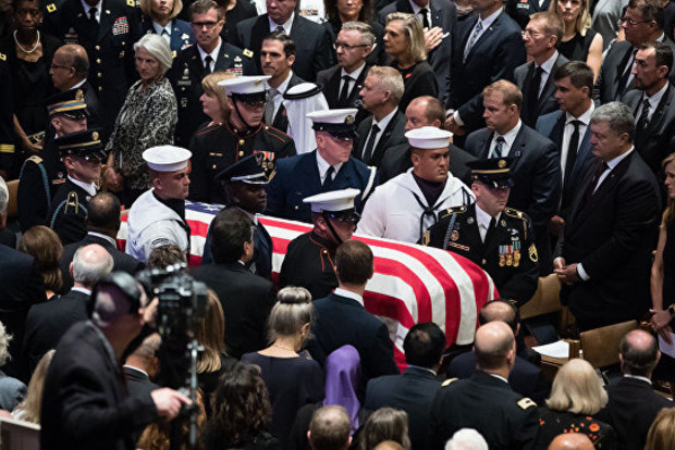 Порошенко летал на похорон Маккейна обычным самолетом (фото)