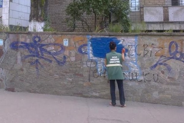 У Миколаєві комунальники зафарбовують рекламу наркотиків, яка заполонила місто (фото)