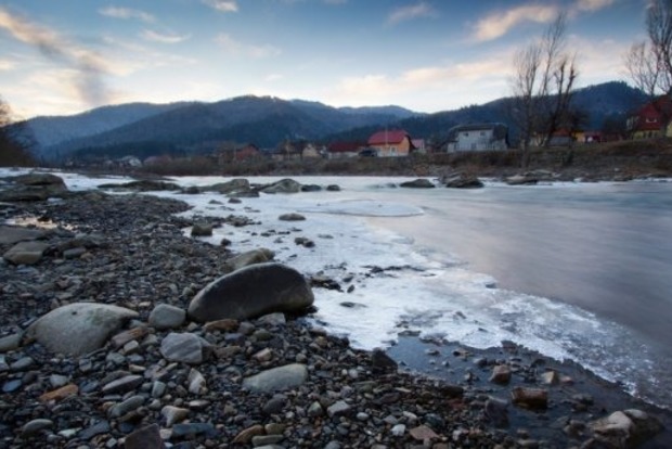 Придавили каменем: у річці на Закарпатті знайшли тіло молодої дівчини