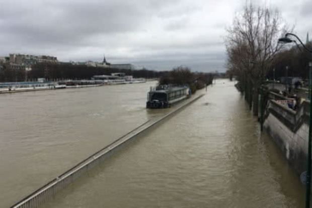 Сена затопила метро Парижа