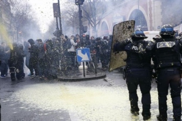 У Парижі виникли сутички між демонстрантами і поліцією
