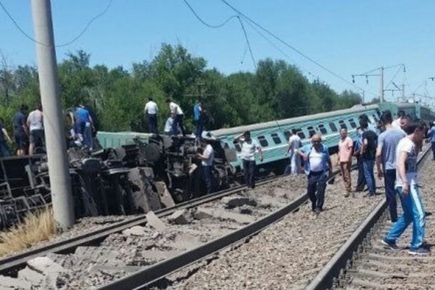 У Казахстані зійшов з рейок пасажирський поїзд, загинув підліток